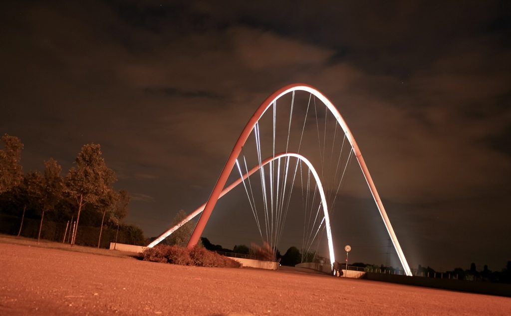 Nachts an der Brücke im Gelsenkirchener Nordsternpark